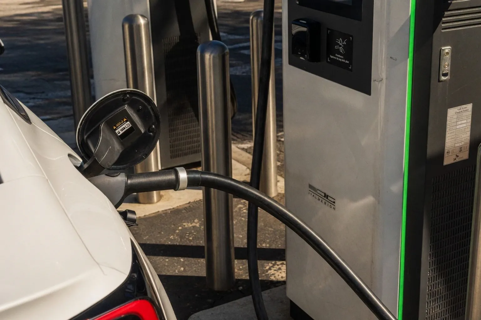 EV Market Stabilizes in Q2, as New Entries Help Slow Sharp Sales Decline