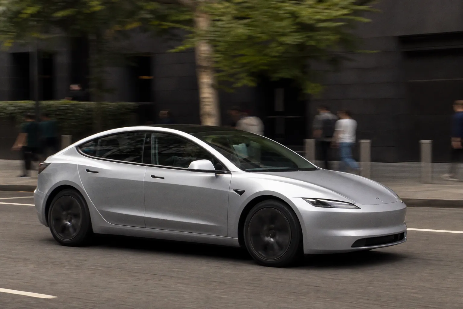 UK electric car market surges to 30 percent as Tesla finds its footing - ArenaEV